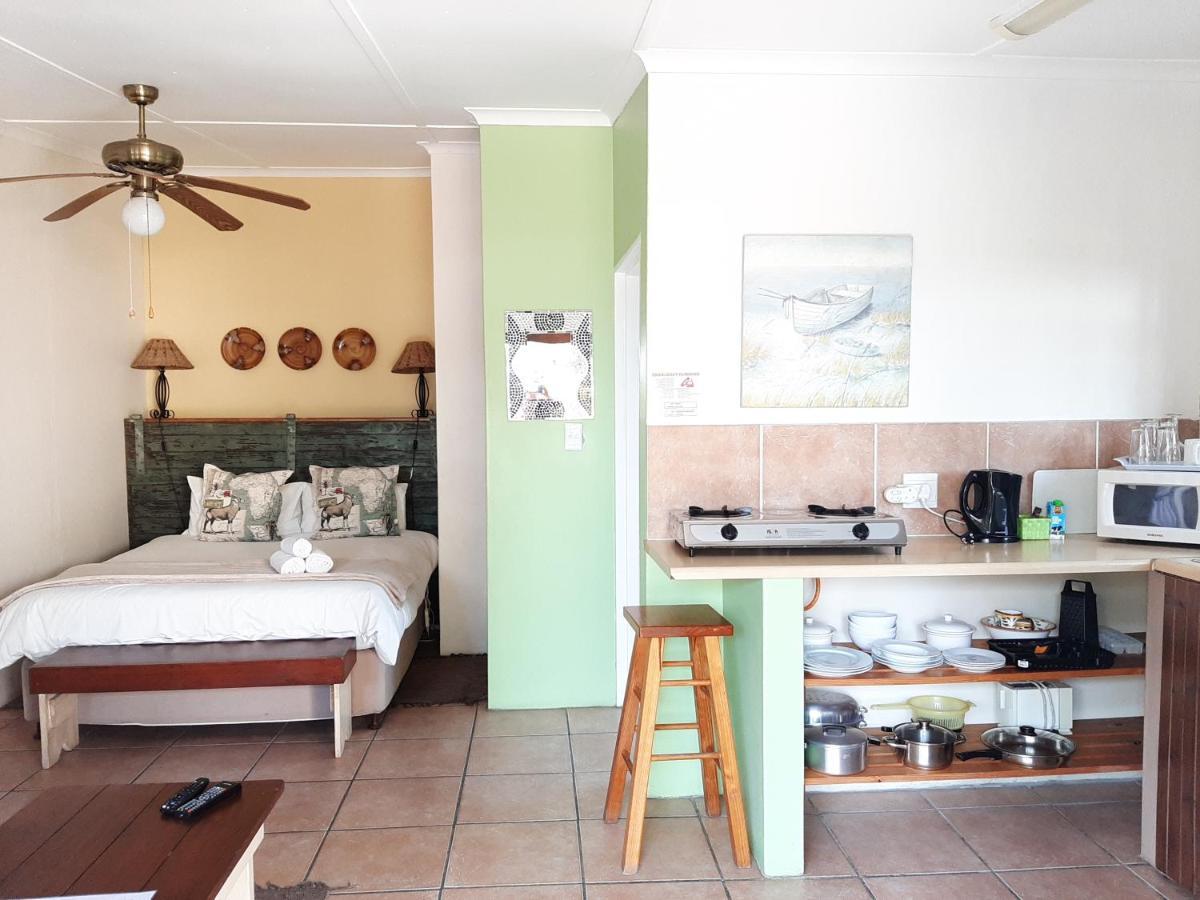 Tourist Lodge Gansbaai Buitenkant foto