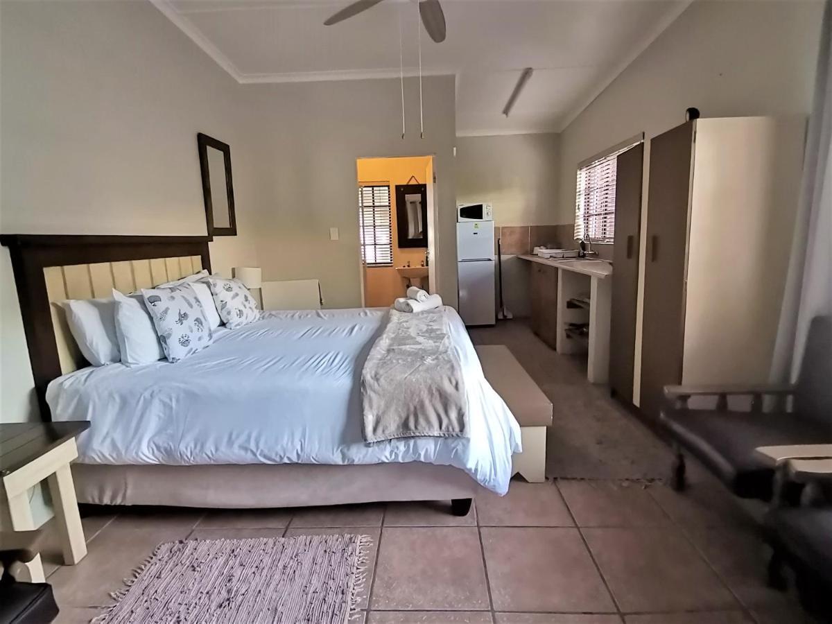 Tourist Lodge Gansbaai Buitenkant foto