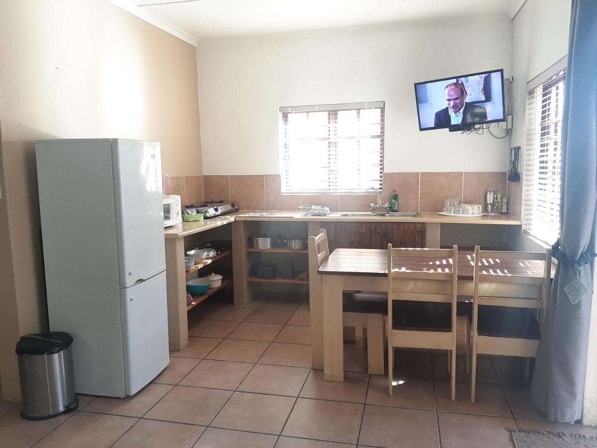 Tourist Lodge Gansbaai Buitenkant foto
