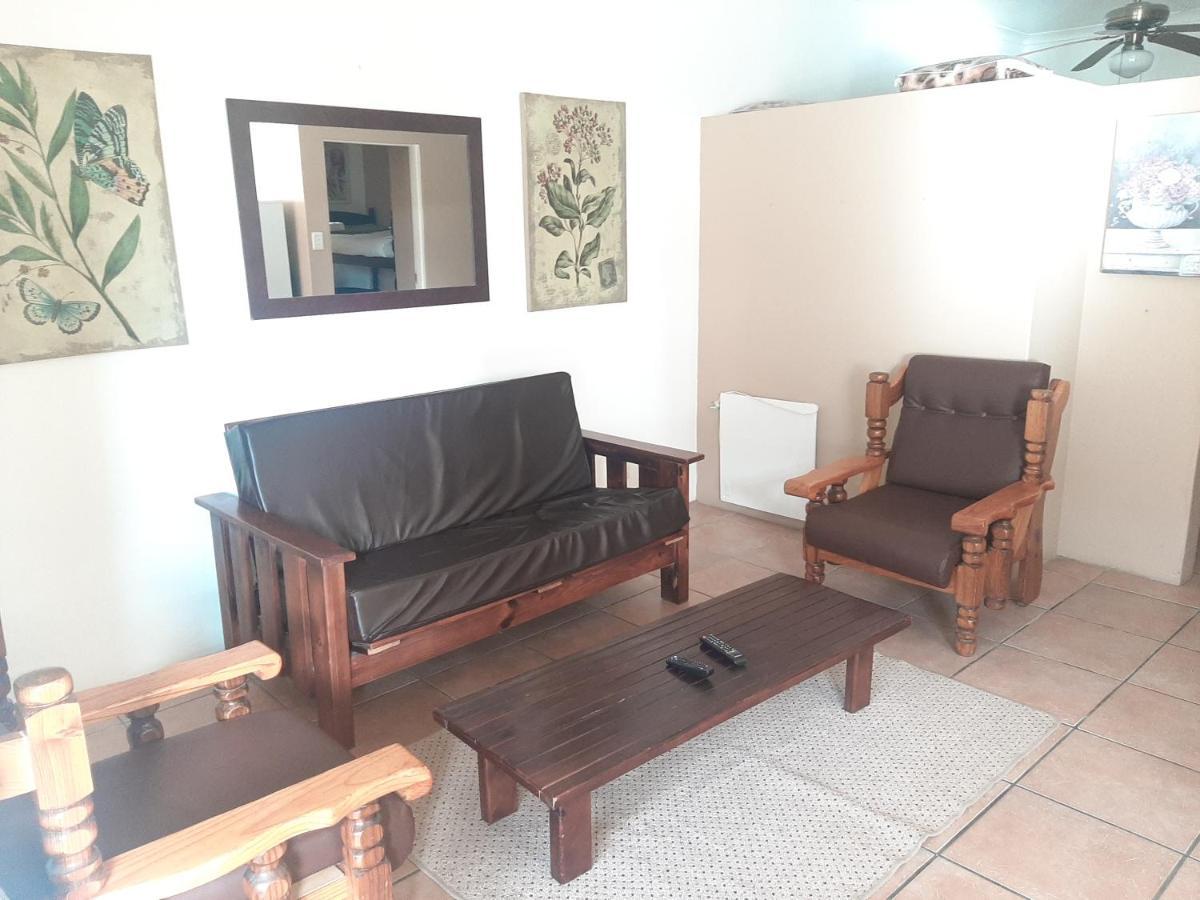 Tourist Lodge Gansbaai Buitenkant foto