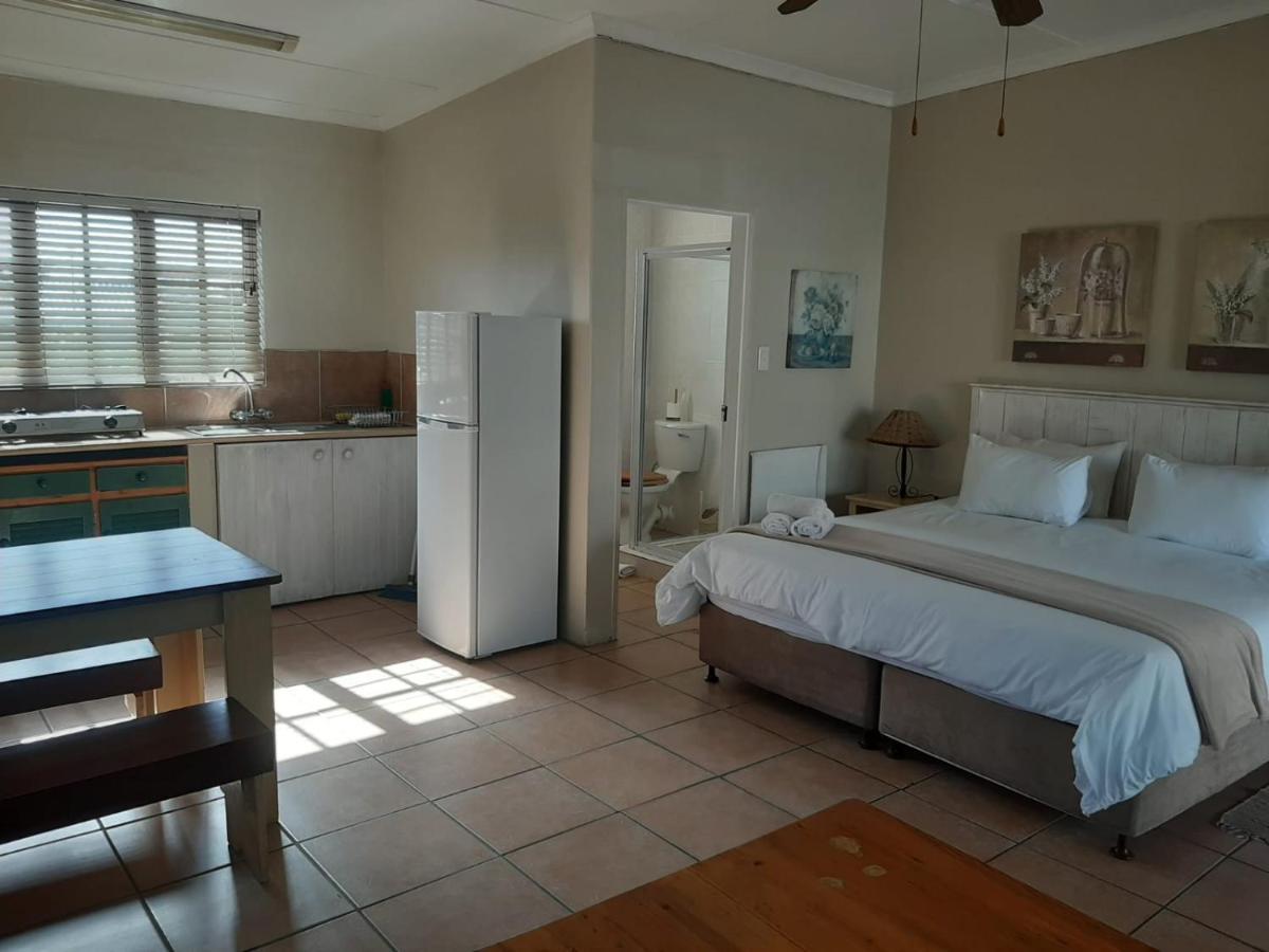 Tourist Lodge Gansbaai Buitenkant foto