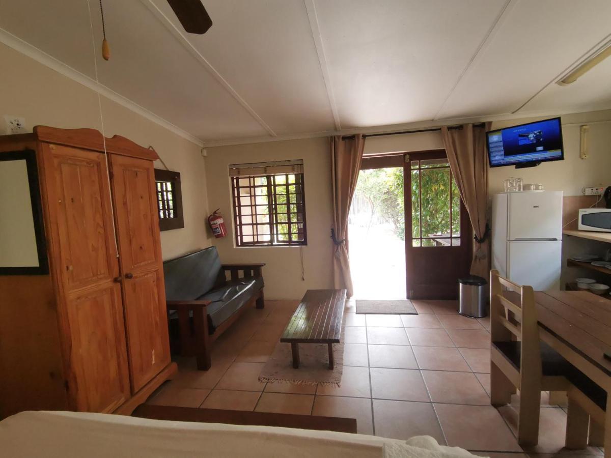 Tourist Lodge Gansbaai Buitenkant foto