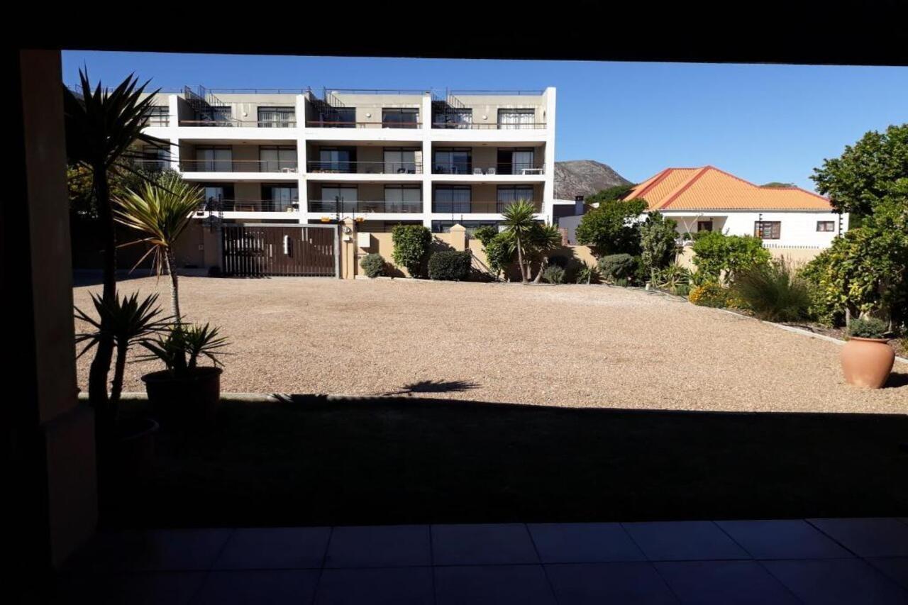 Tourist Lodge Gansbaai Buitenkant foto