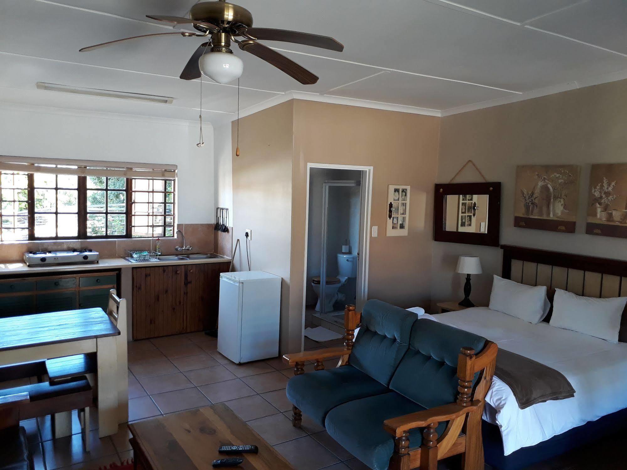 Tourist Lodge Gansbaai Buitenkant foto