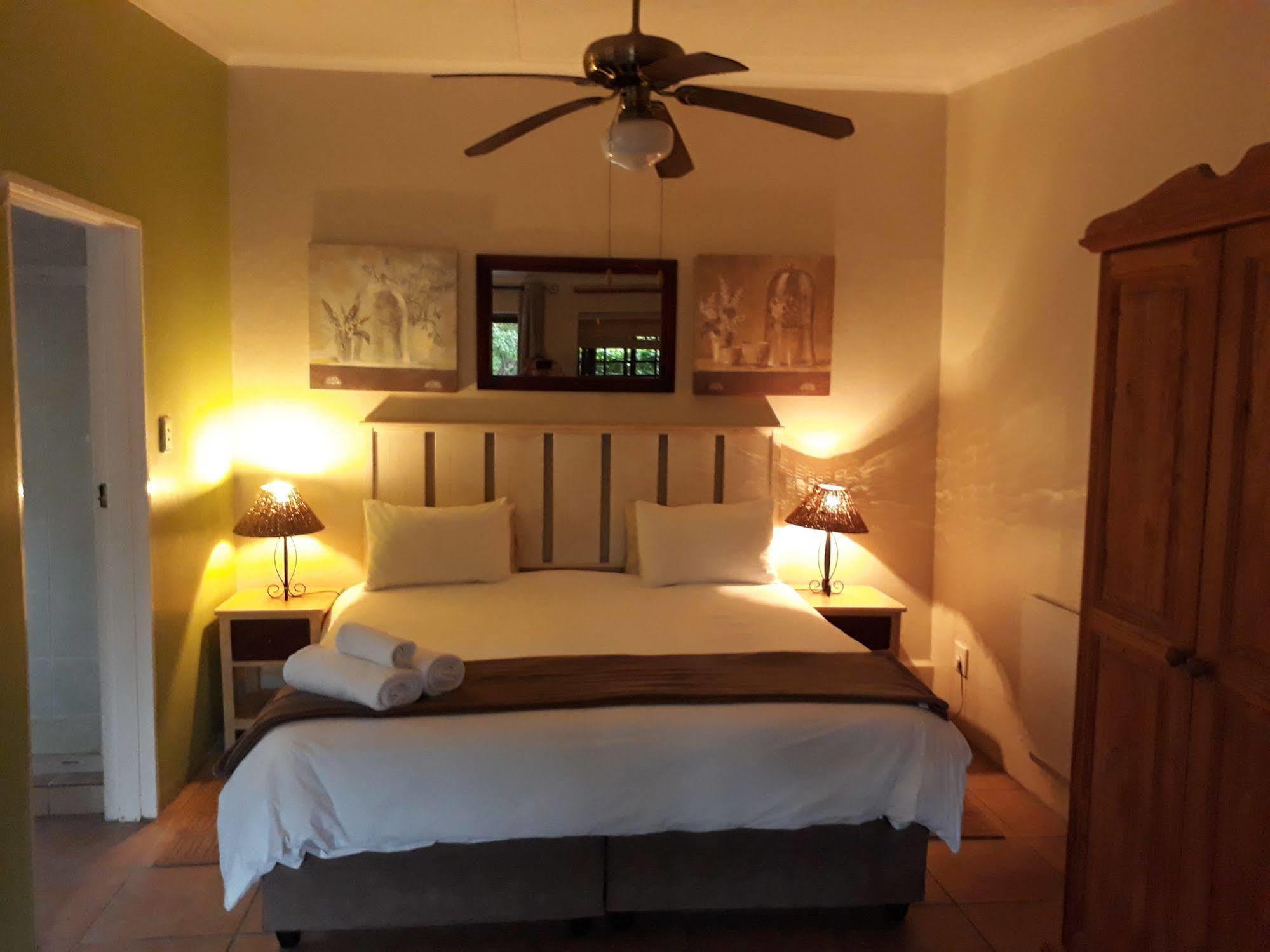 Tourist Lodge Gansbaai Buitenkant foto