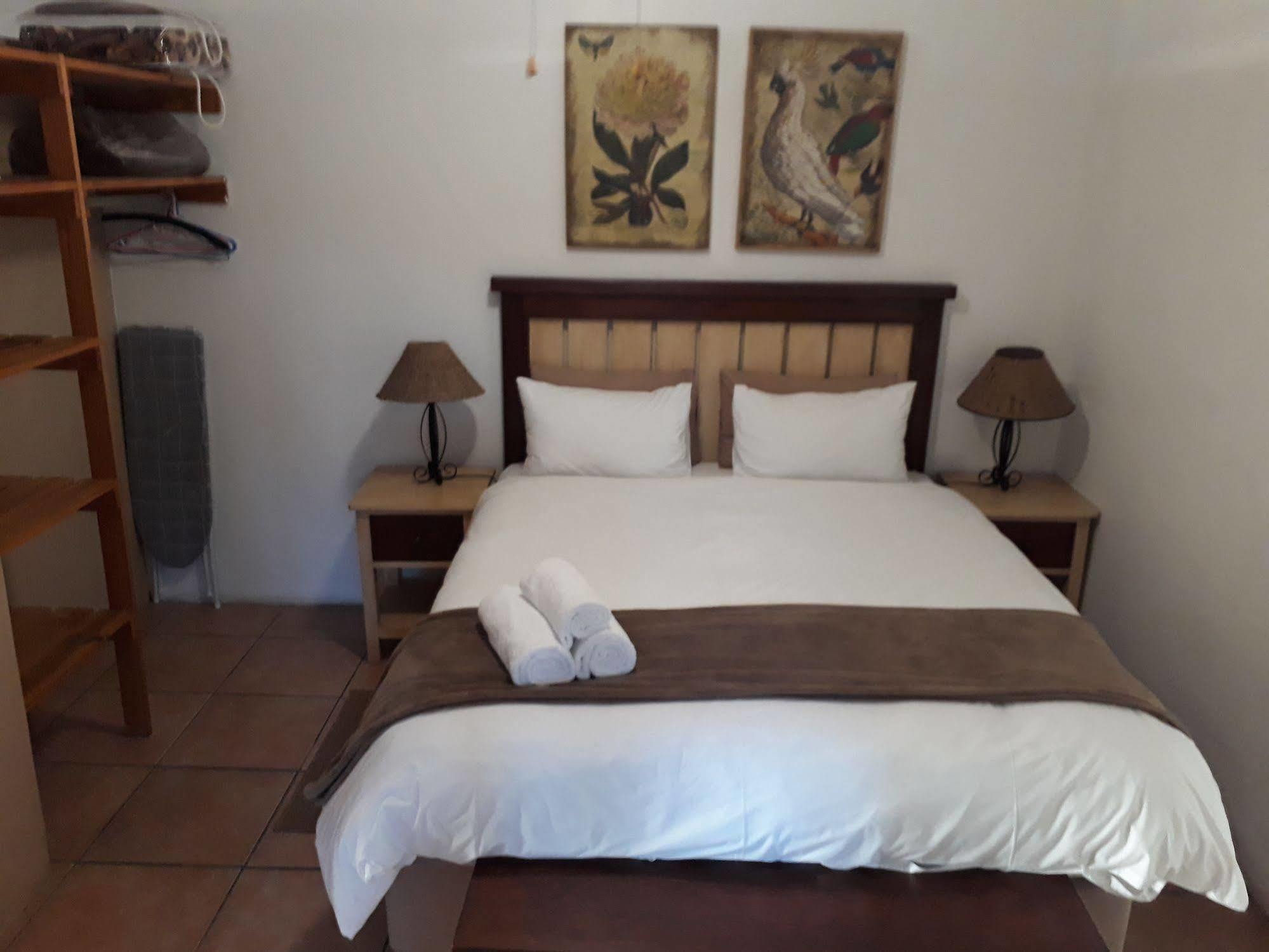 Tourist Lodge Gansbaai Buitenkant foto