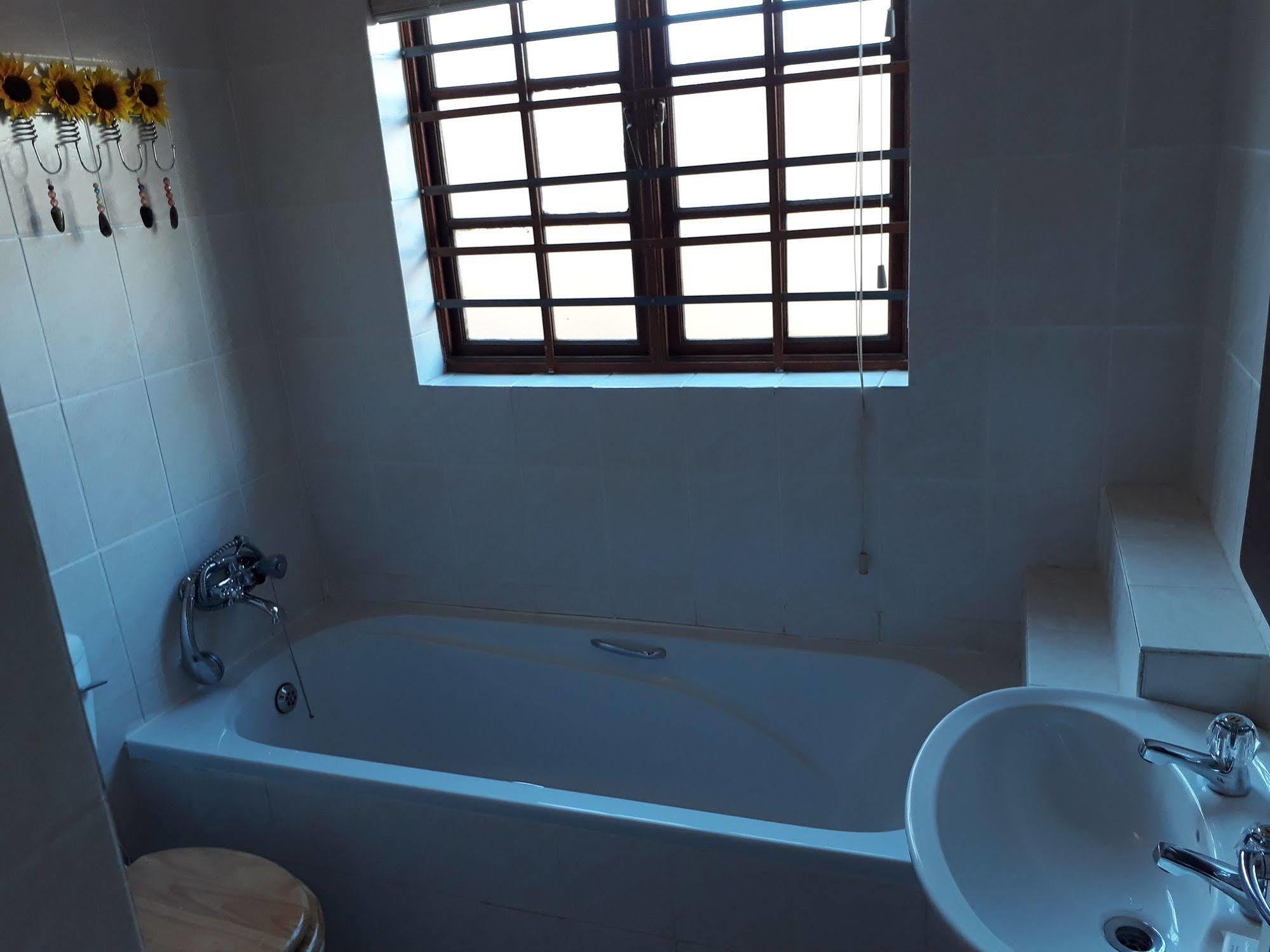 Tourist Lodge Gansbaai Buitenkant foto