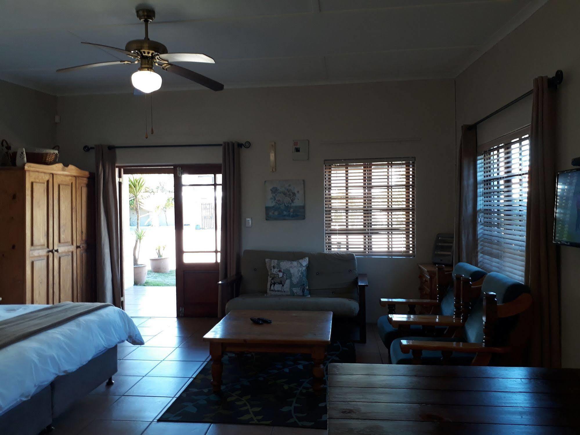 Tourist Lodge Gansbaai Buitenkant foto