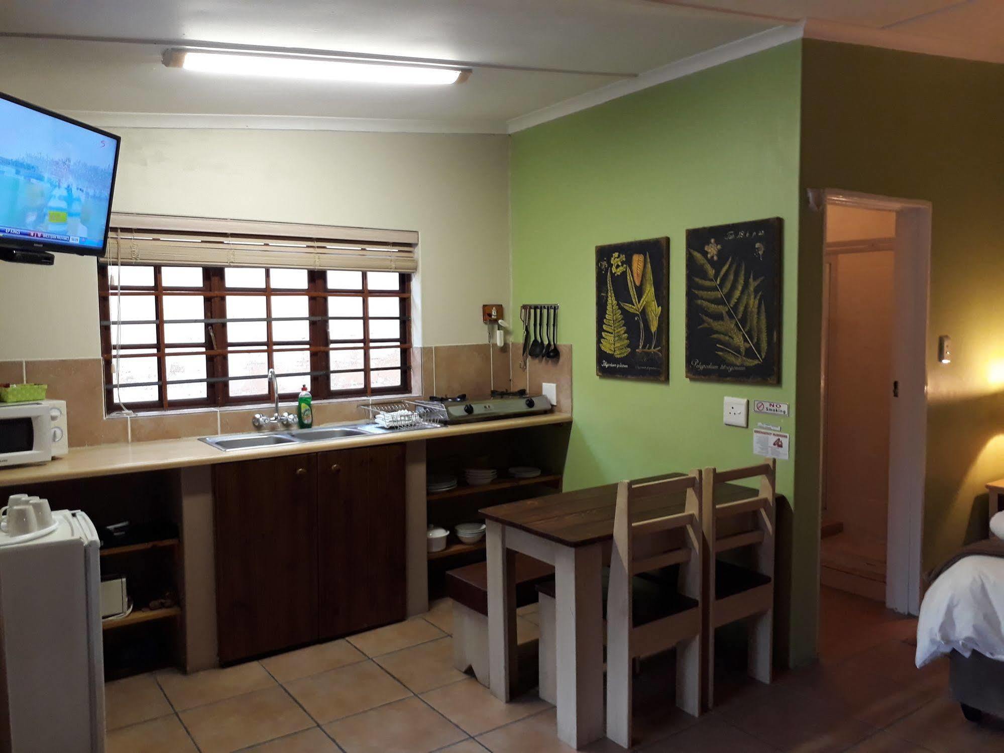 Tourist Lodge Gansbaai Buitenkant foto