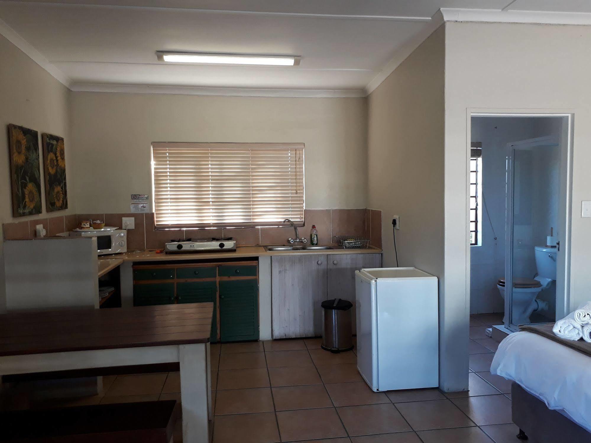 Tourist Lodge Gansbaai Buitenkant foto